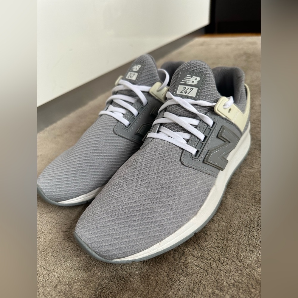 NEW! New Balance Women Grey/White WS247TG sneakers. Size 9. Perect condition.
